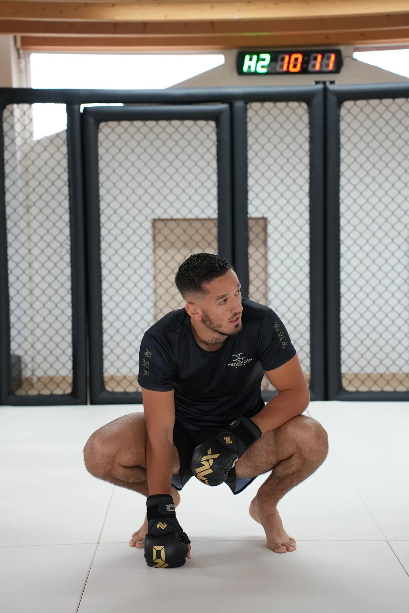 Guillaume Lambelet, coach et fondateur de Musōken, devant la cage du dojo