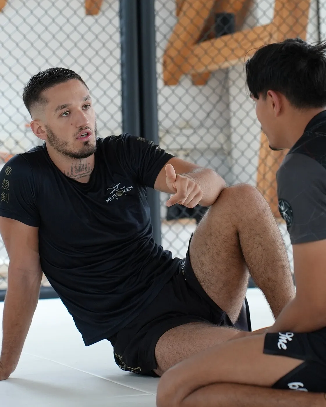Guillaume Lambelet, coach et fondateur de Musōken, pendant un cours de grappling