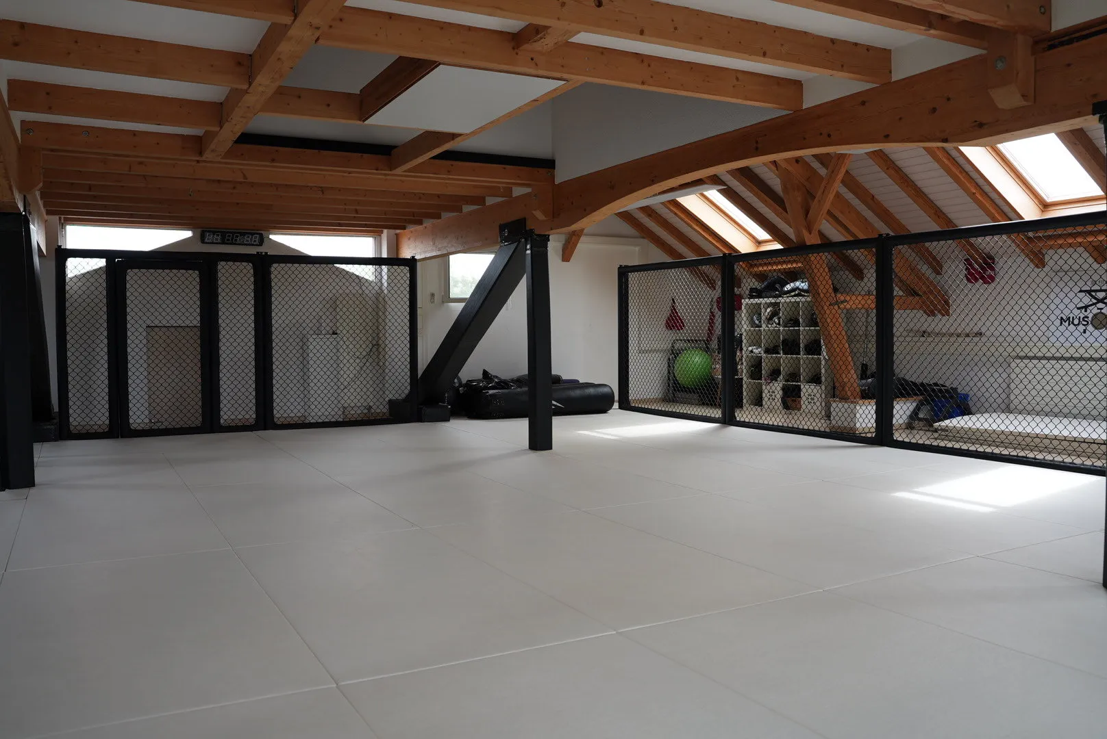 La salle d'entraînement du dojo Musōken à Forel — tatamis et cage