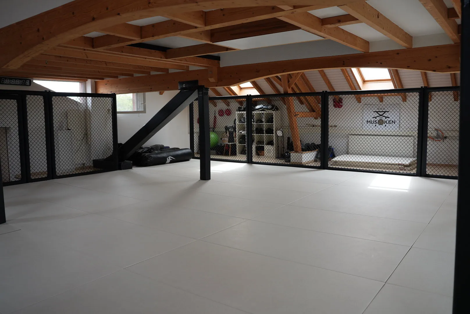 Vue intérieure du dojo Musōken à Forel